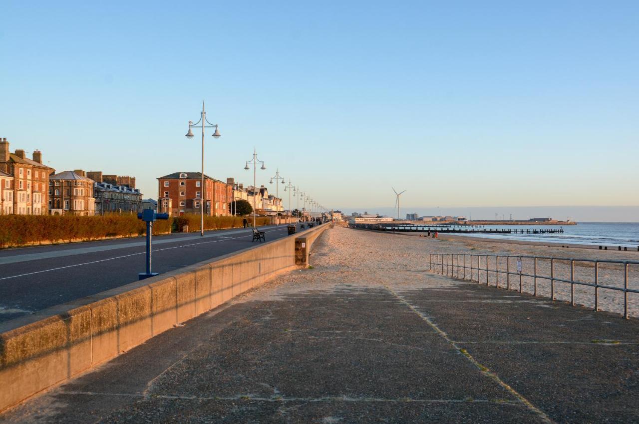 Sea Views Stunning 2 Bedroom Apartment # Lowestoft Buitenkant foto