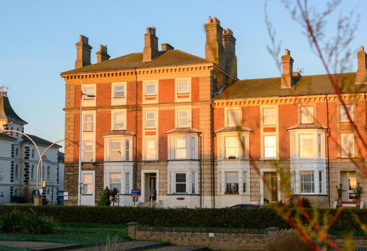 Sea Views Stunning 2 Bedroom Apartment # Lowestoft Buitenkant foto