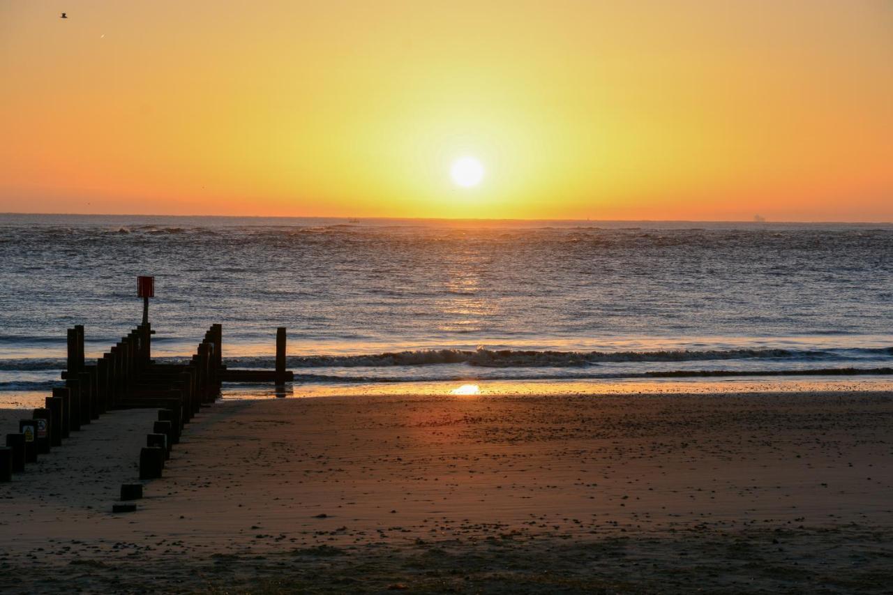 Sea Views Stunning 2 Bedroom Apartment # Lowestoft Buitenkant foto