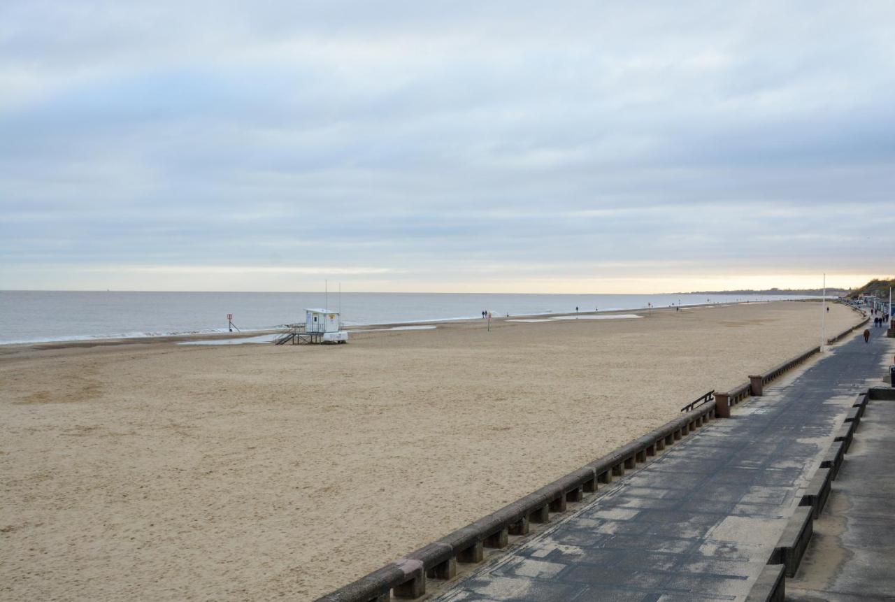 Sea Views Stunning 2 Bedroom Apartment # Lowestoft Buitenkant foto