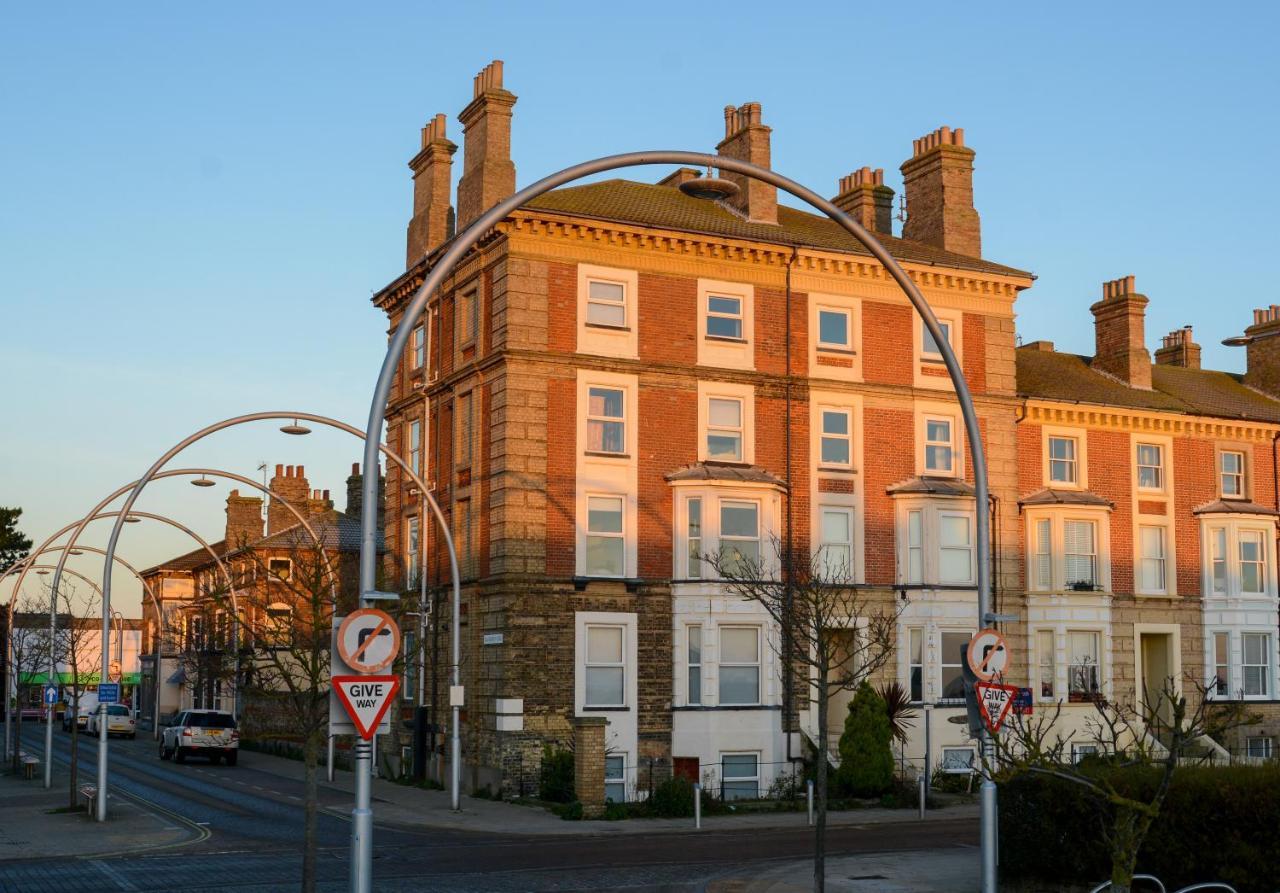 Sea Views Stunning 2 Bedroom Apartment # Lowestoft Buitenkant foto
