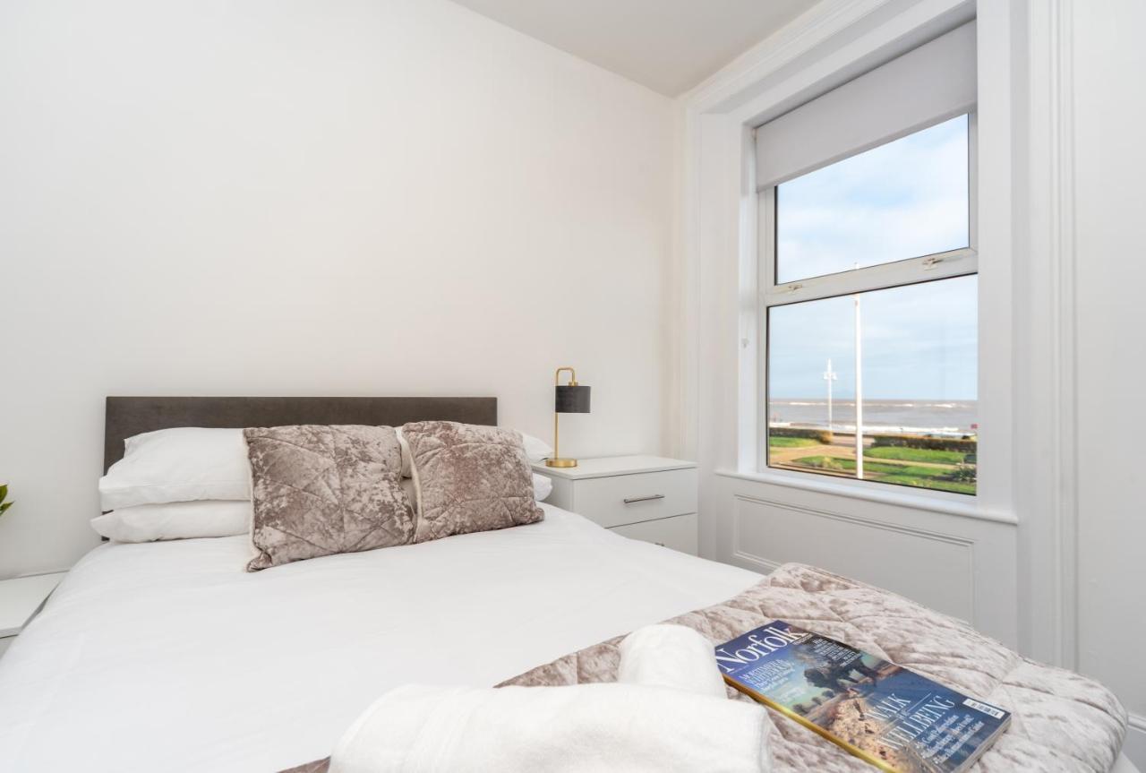 Sea Views Stunning 2 Bedroom Apartment # Lowestoft Buitenkant foto