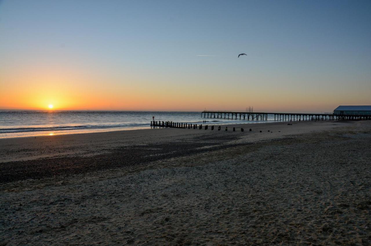 Sea Views Stunning 2 Bedroom Apartment # Lowestoft Buitenkant foto