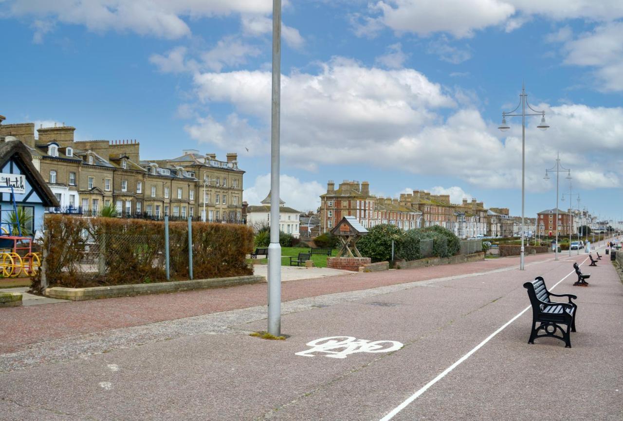 Sea Views Stunning 2 Bedroom Apartment # Lowestoft Buitenkant foto